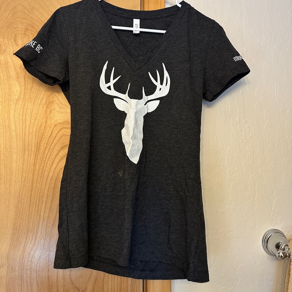 Buck V-neck Tee